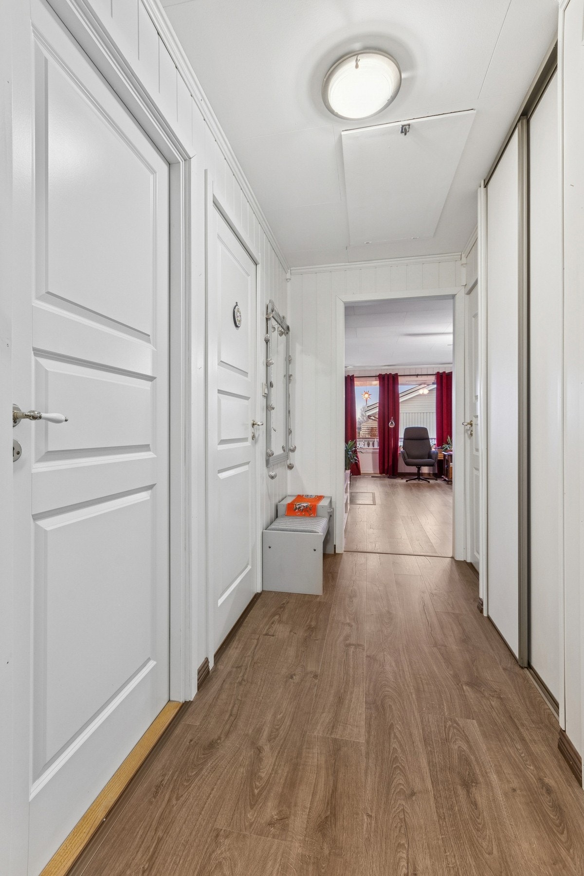 Det er integrert skyvedørsgarderobe i gangen. Galleribilde