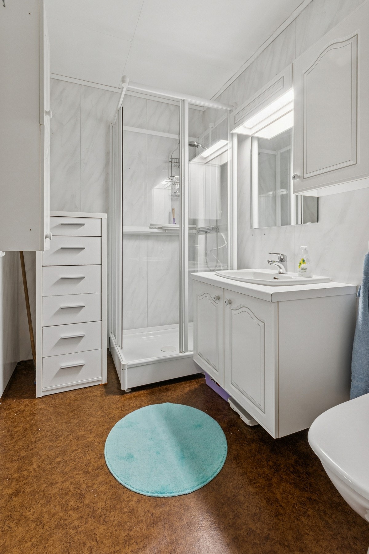 Badet har vinylbelegg på gulvet og våtromsplater på veggene. Det er takventil med mekanisk avtrekk. Galleribilde