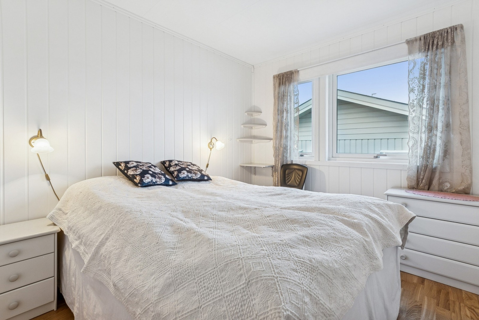 Romslig hovedsoverom med et praktisk og integrert skyvedørsgarderobe. Galleribilde