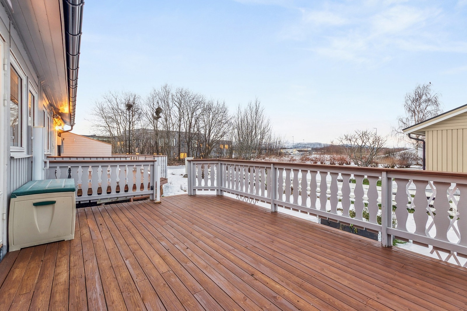 Romslig terrasse på ca.19 m² med ettermiddag/kveldssol. Galleribilde