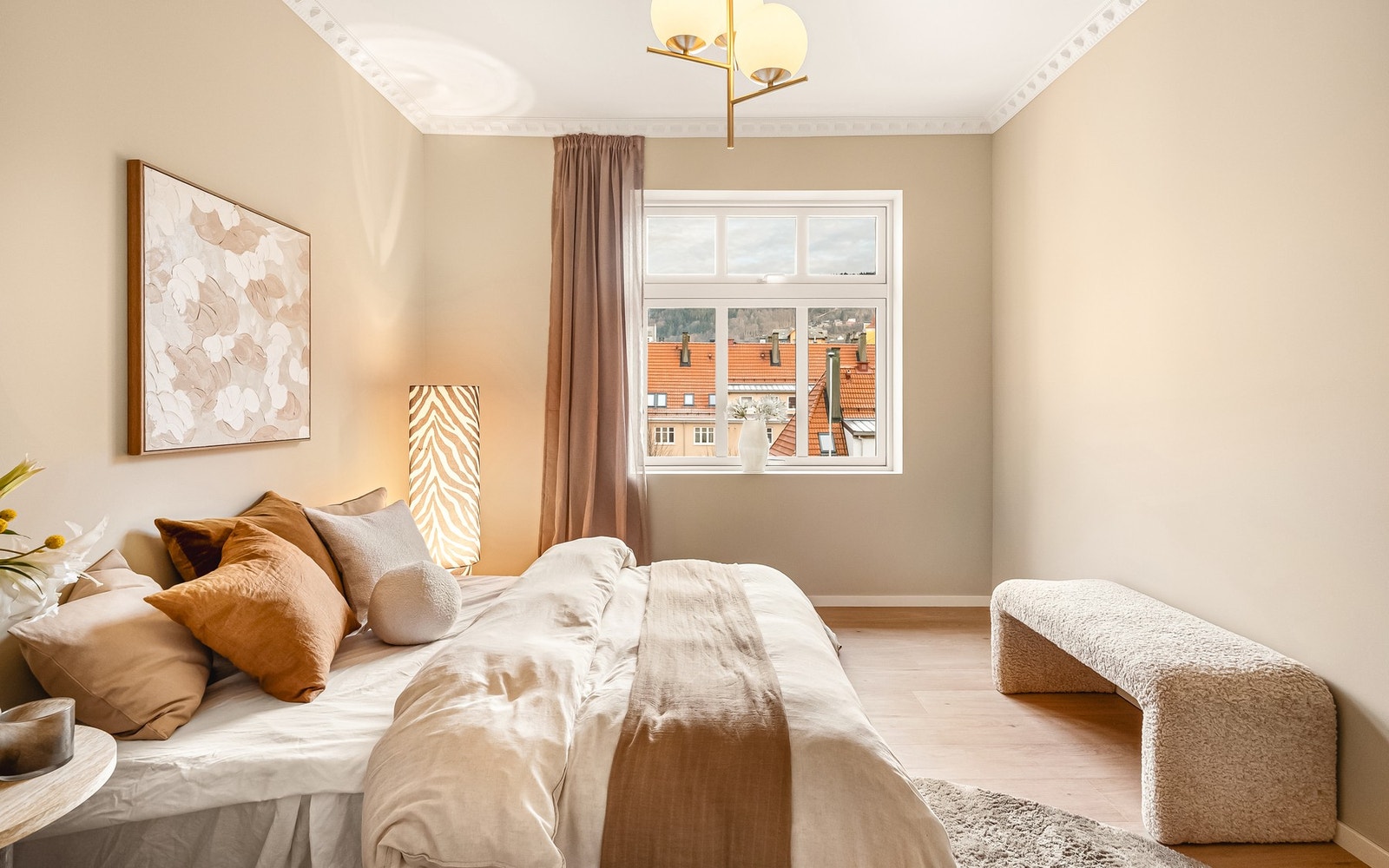 God plass til seng av ønsket størrelse, nattbord, garderobe og annet passende møblement Galleribilde