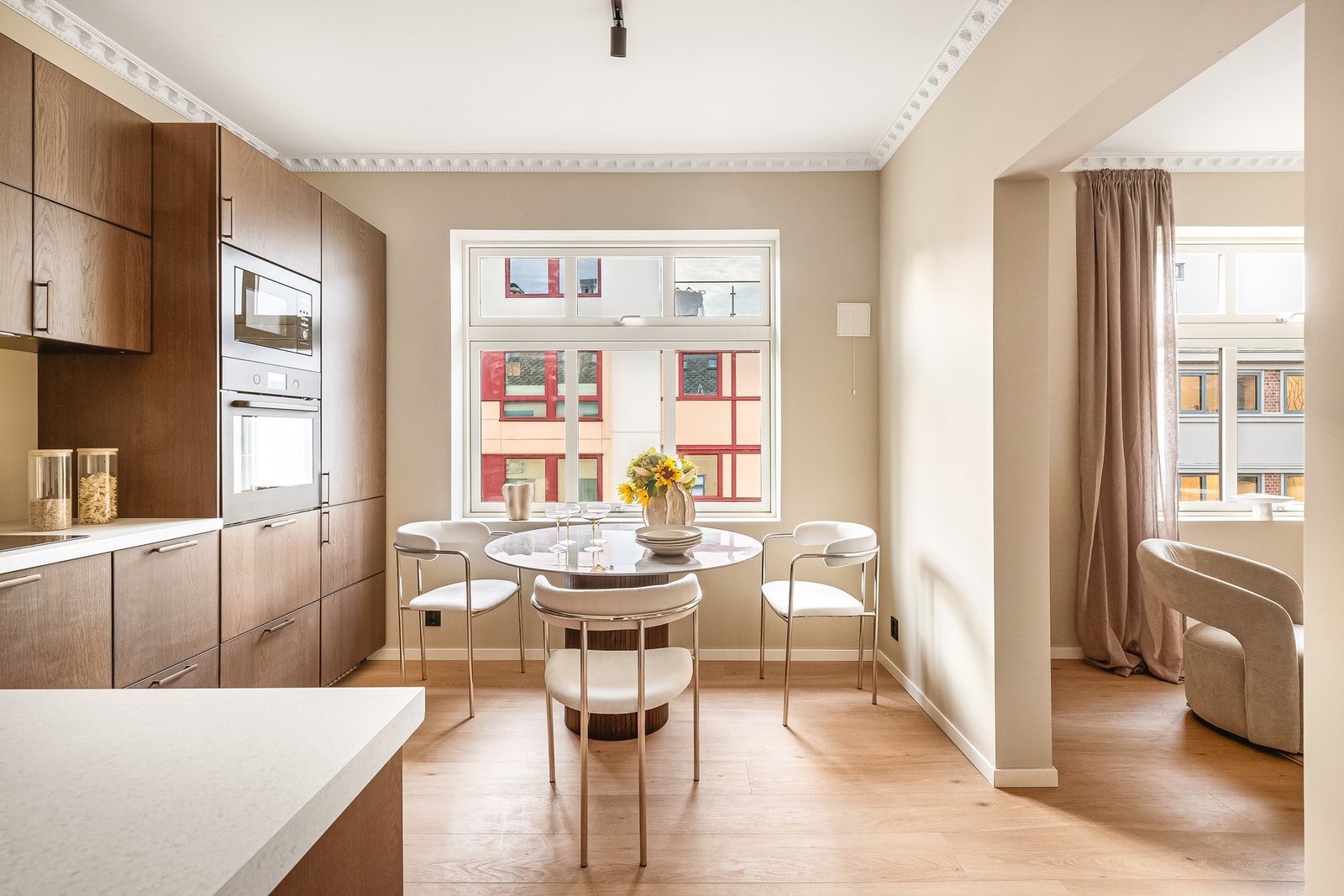 Lekkert kjøkken med integrerte hvitevarer og godt med skap- og benkeplass Galleribilde