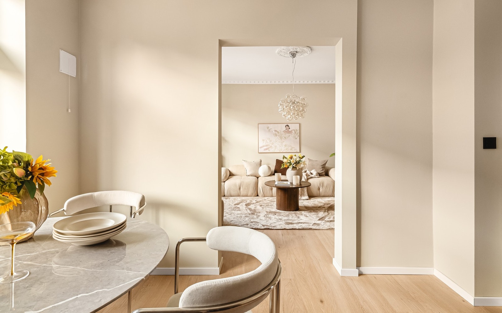 En åpen løsning mellom stue og kjøkken gir leiligheten et sosialt preg Galleribilde