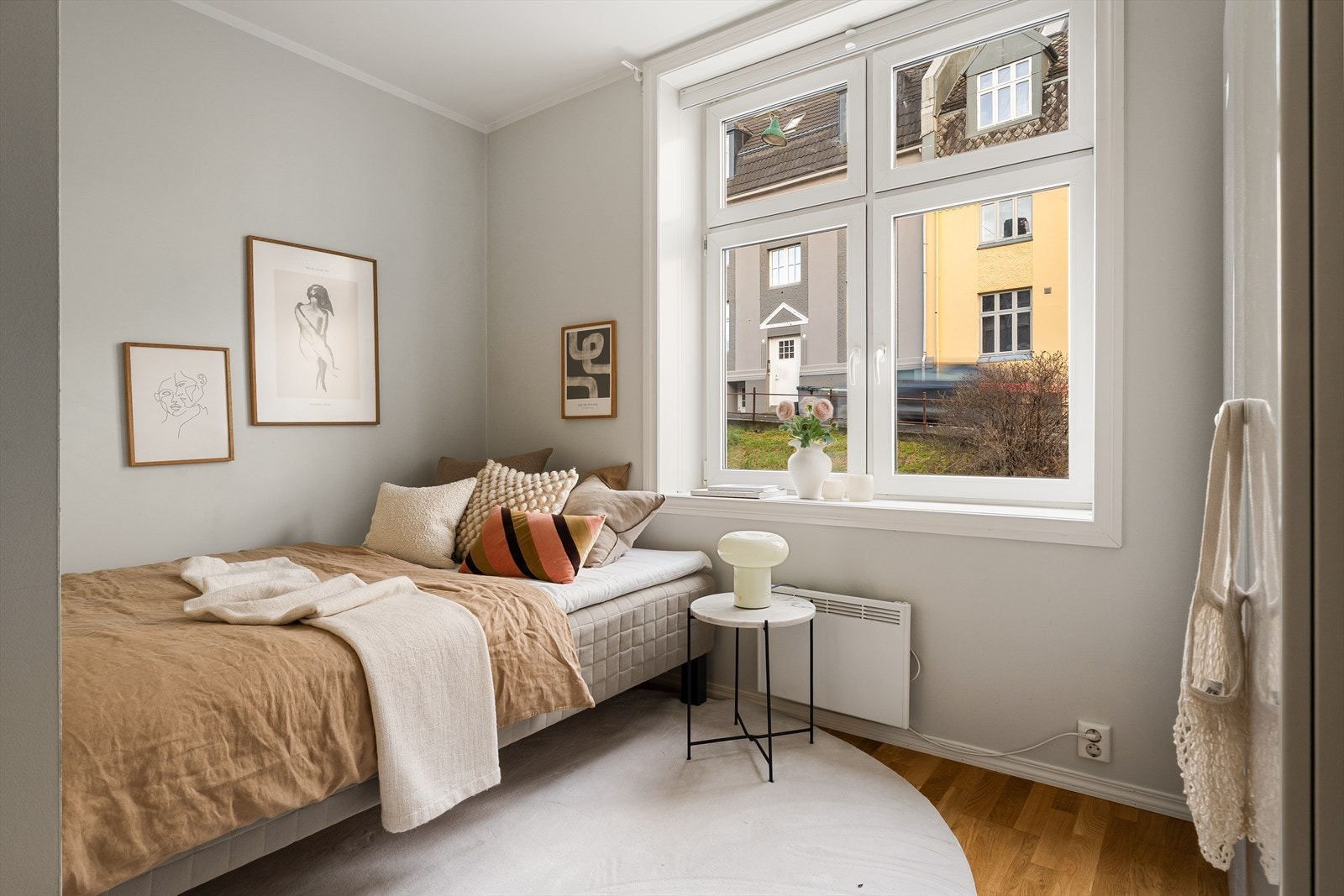 Soverom nummer to er også romslig og ligger adskilt fra det andre soverommet, ideelt for utleie eller gjester. Galleribilde