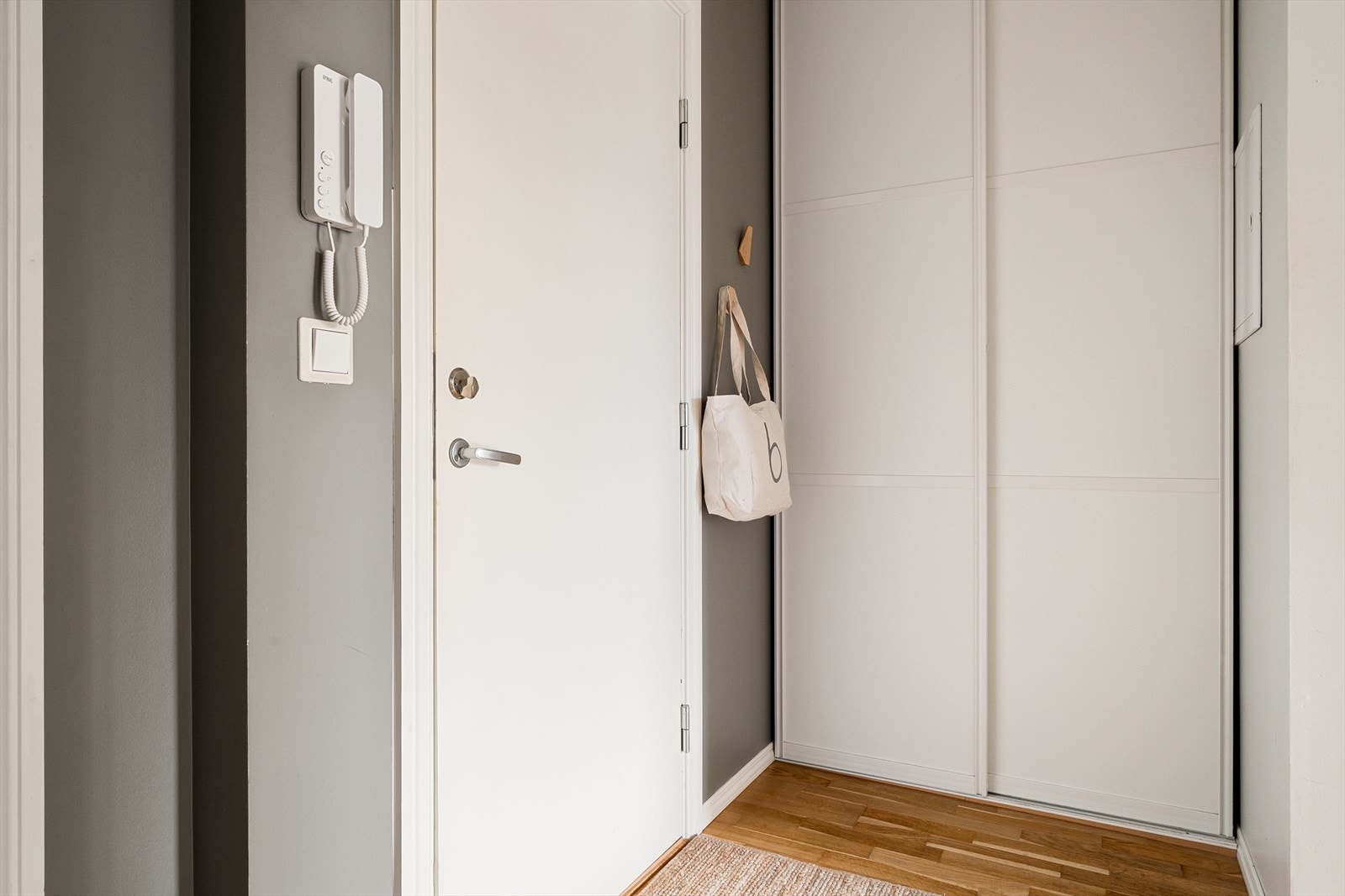 Leiligheten har dørtelefon som gjør det enkelt å slippe inn besøkende. Galleribilde