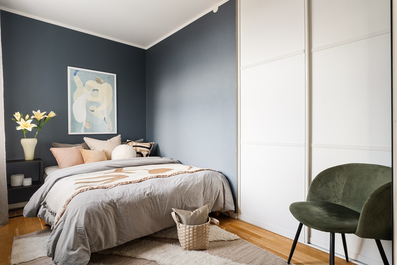 God garderobeløsning med skyvedører. Galleribilde