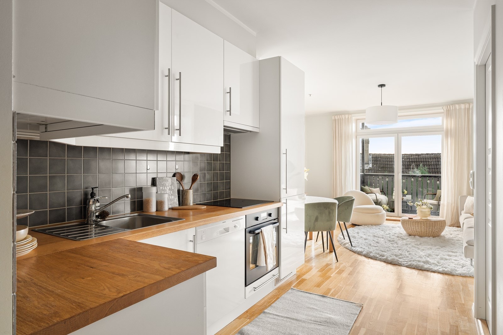 God logistikk mellom stue og kjøkken. Galleribilde