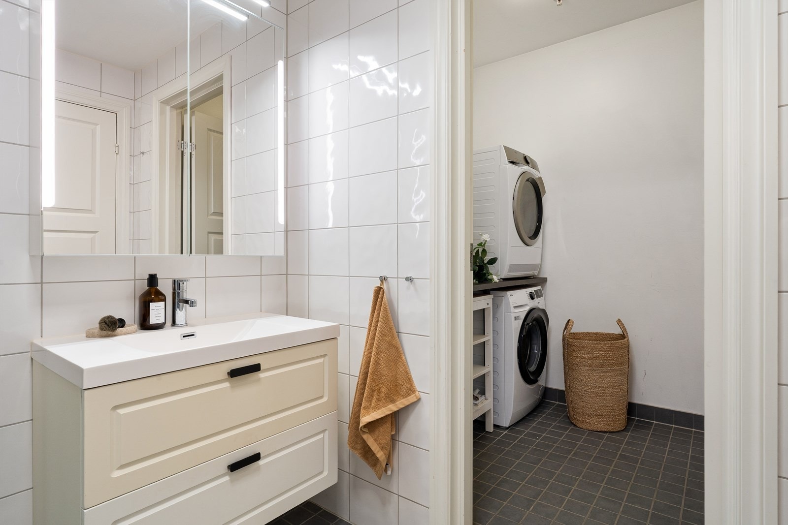 Eget vaskerom er en sjeldenhet i leiligheter, og her får du en svært praktisk løsning med direkte adkomst fra badet. Galleribilde