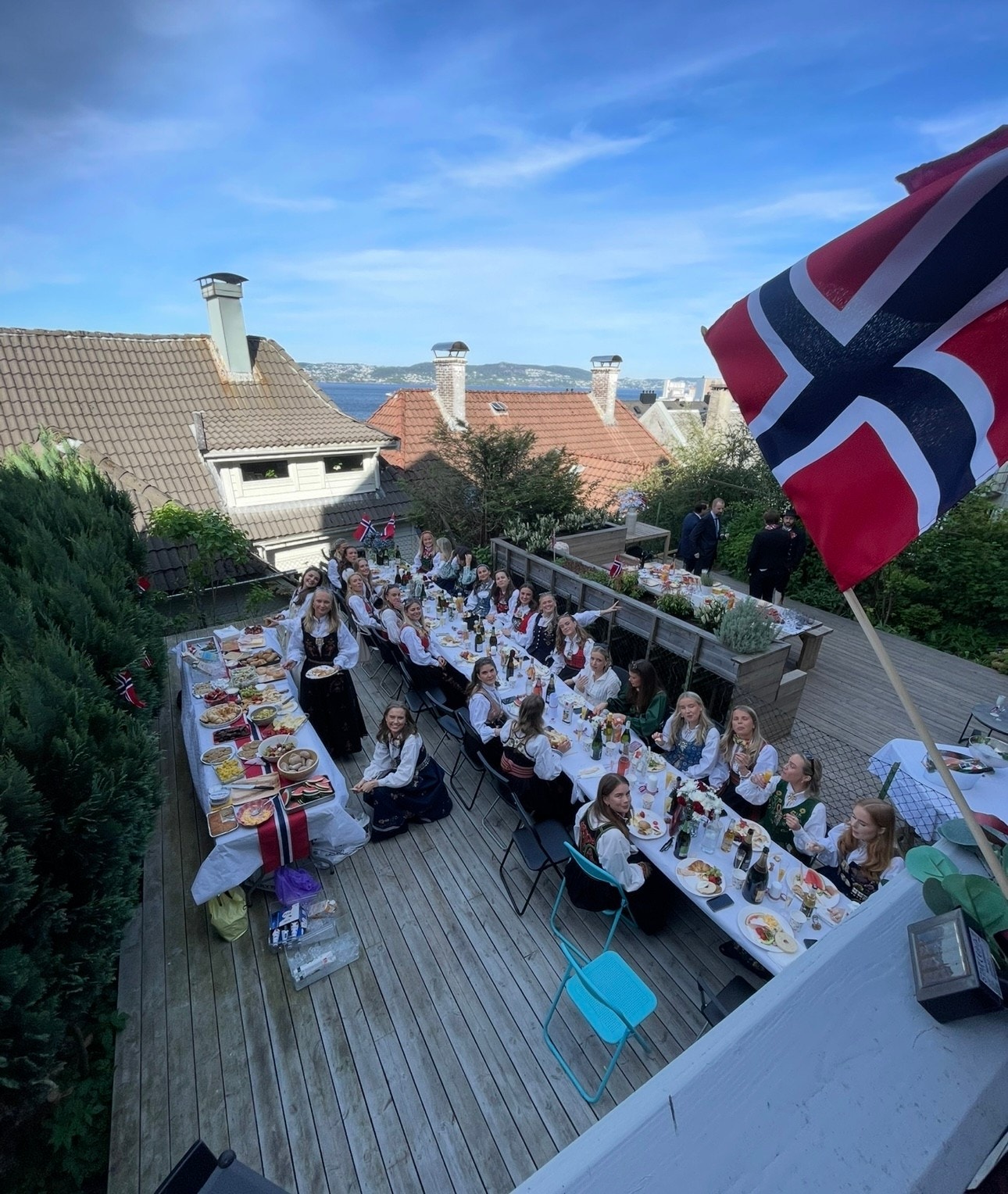 Selger setter igjen et langbord med flere stoler så man kan invitere til 17 mai frokoster og andre fine grillkvelder med venner. Selgers eget bilde. Galleribilde