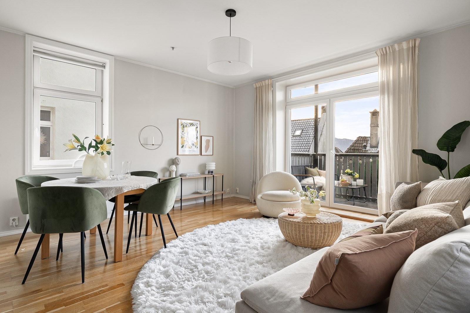 Rommets størrelse og utforming gjør det enkelt å møblere med stor sofagruppe, spisebord og øvrig ønsket møblement. Galleribilde