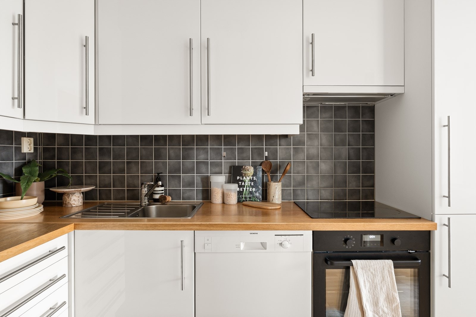 Praktisk og stilrent kjøkken med rikelig skap- og skuffeplass. Galleribilde