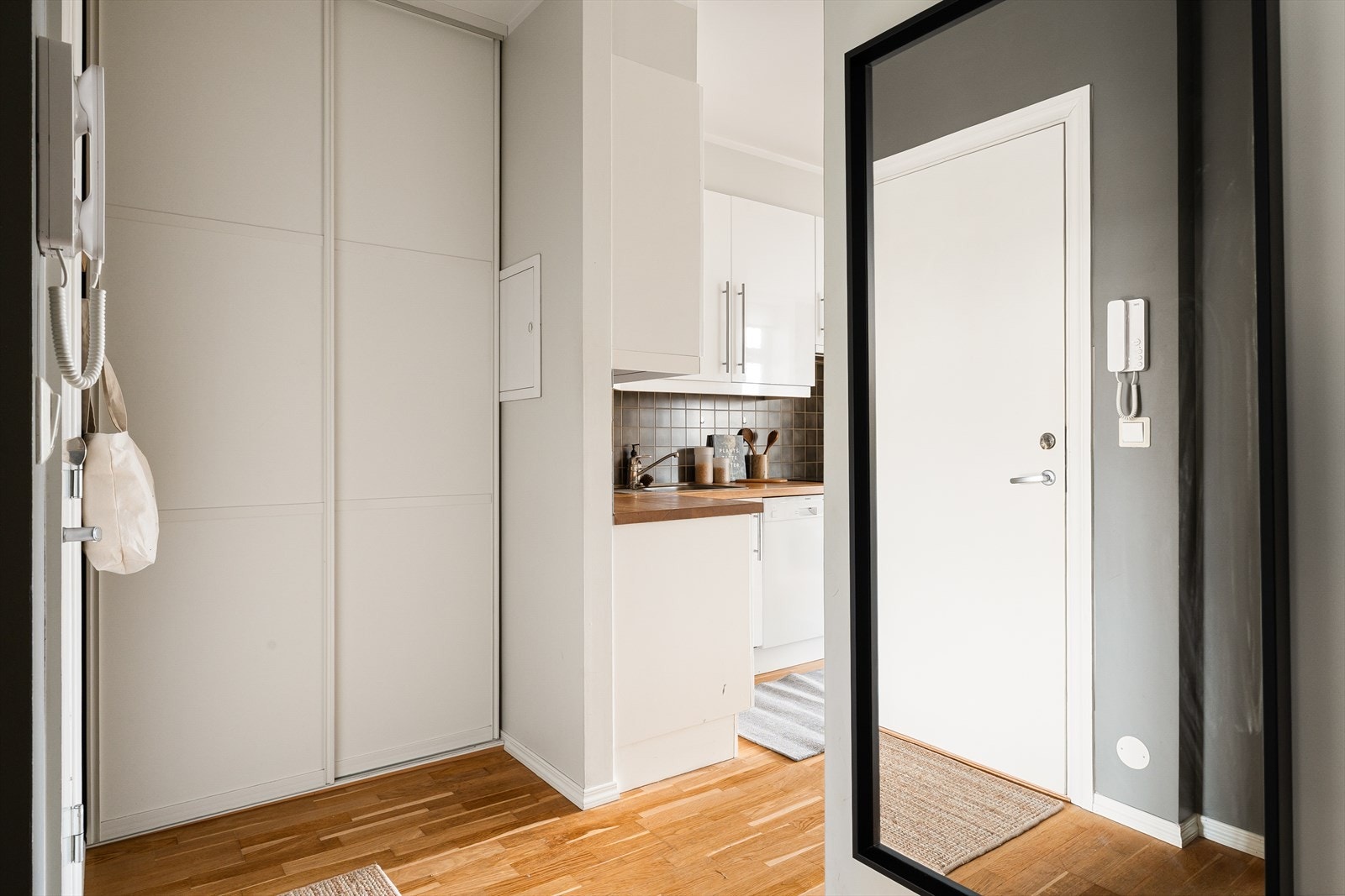 Et romslig, dobbelt garderobeskap gir god oppbevaringsplass til yttertøy og sko. Galleribilde