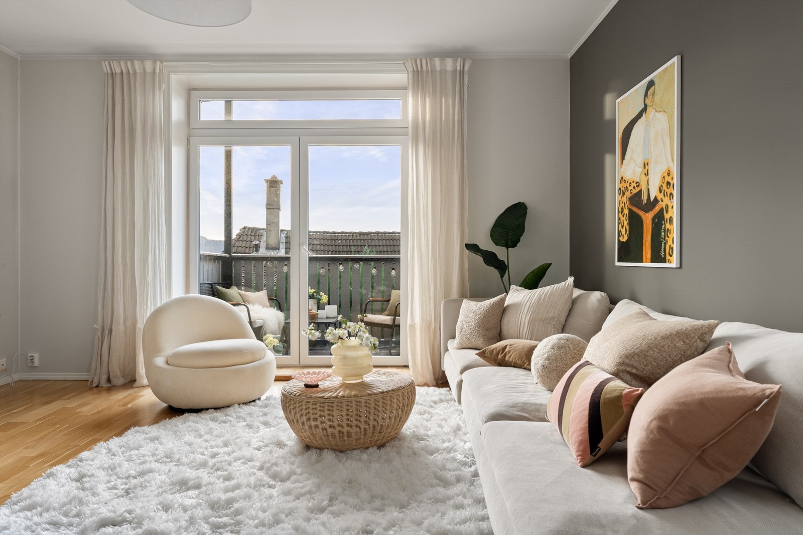 Stuen har flere vegger som åpner for smart møblering, perfekt for deg som liker å variere uttrykket Galleribilde