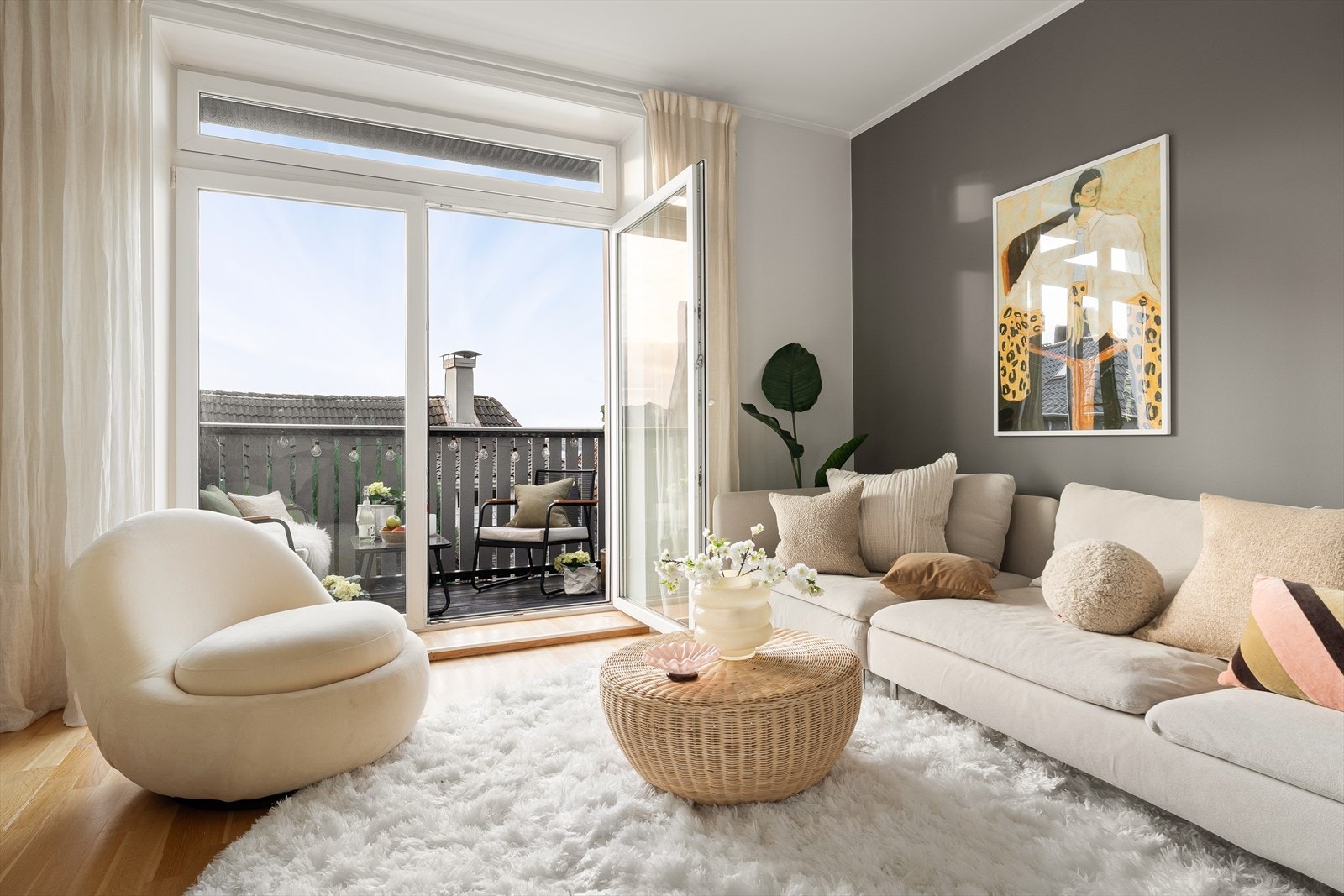 Doble dører til altanen visker ut skillet mellom ute og inne på fine dager. Galleribilde