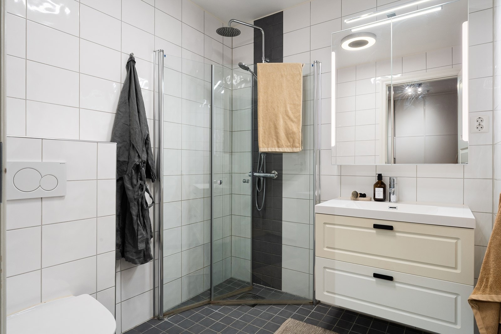 Helfliset bad med varmekabler i gulv. Dusjdørene kan skyves inn mot vegg. Galleribilde