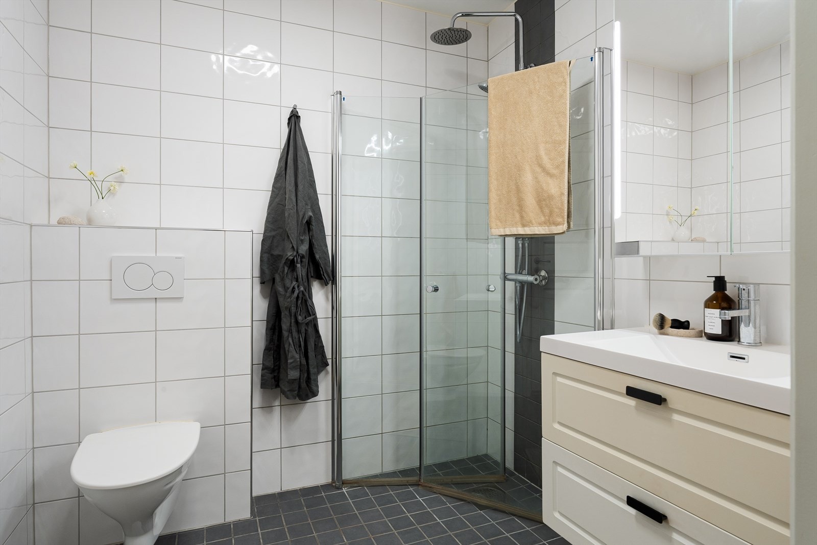 Badet har nytt dusjarmatur med behagelig rainshower. Galleribilde