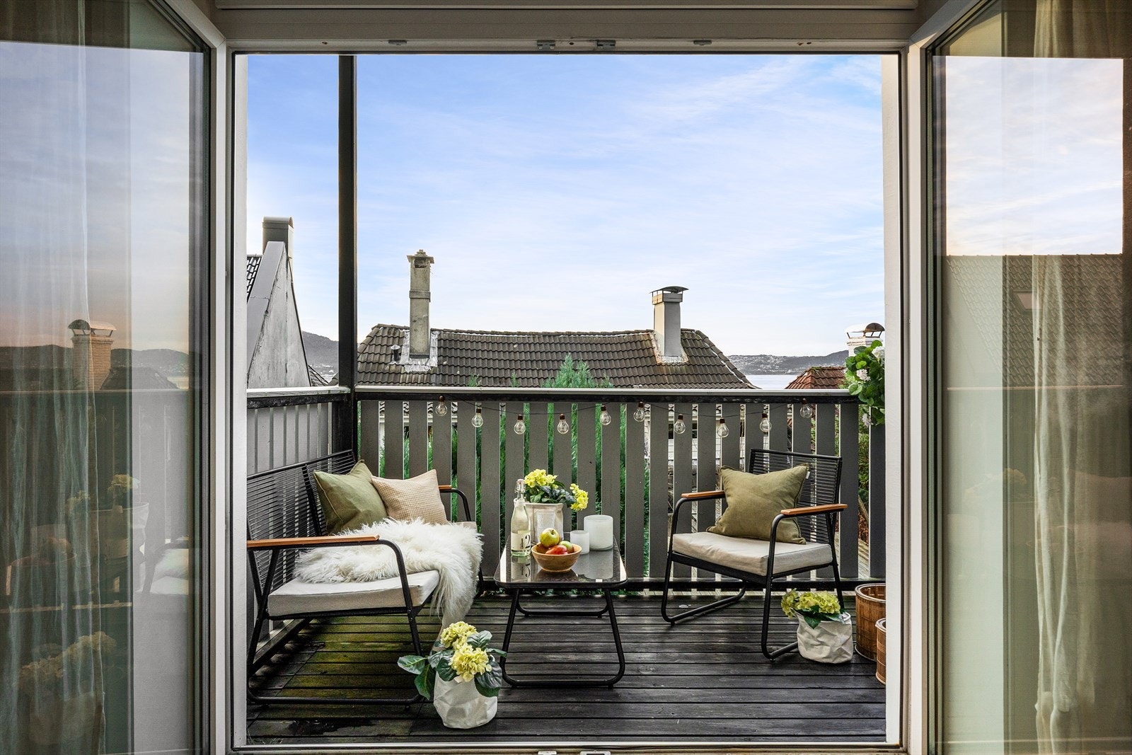 Med doble dører mot altanen utvides stuen og blir en ekstra oppholdsplass på varme dager. Galleribilde