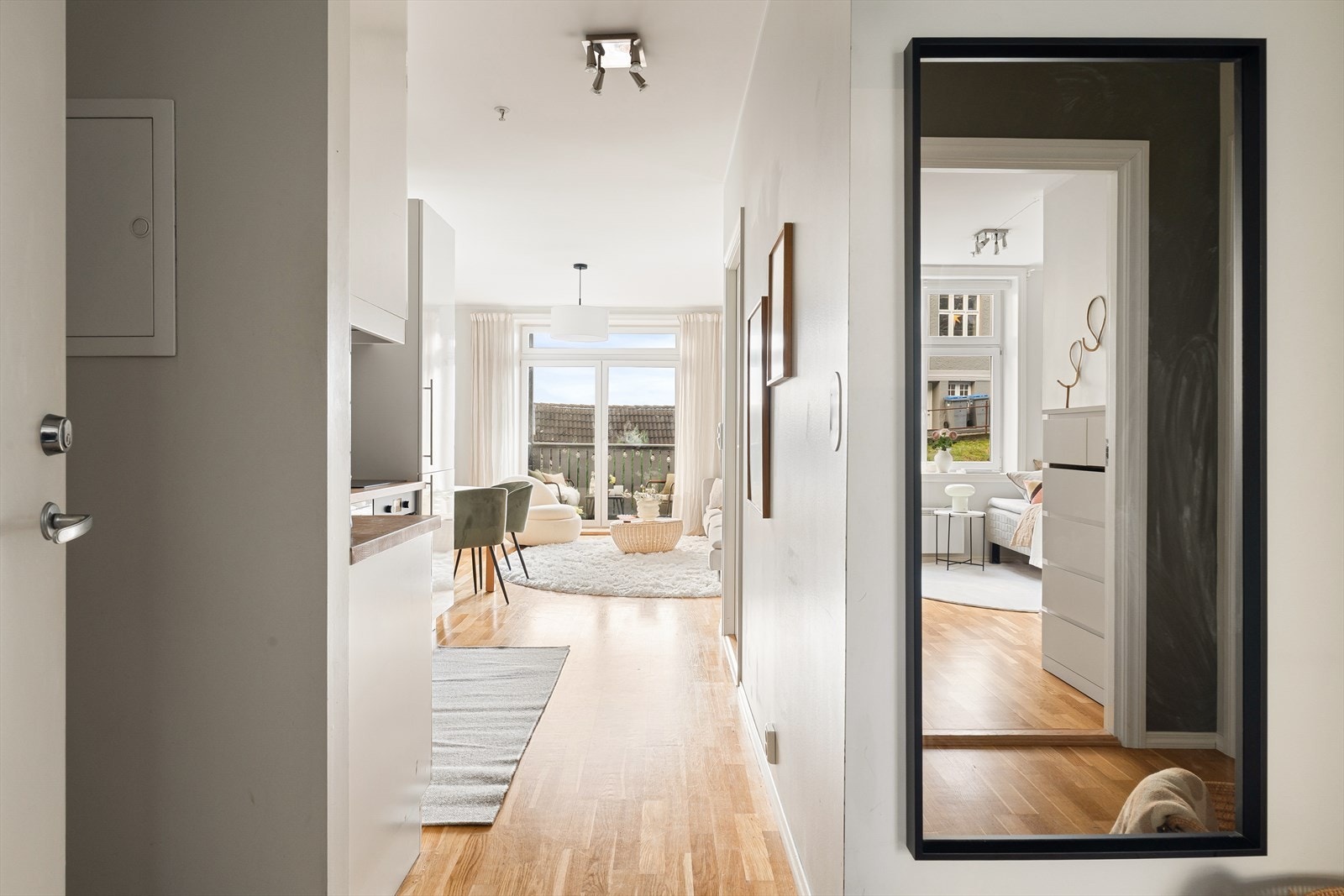 En hyggelig entre med garderobe og plass til speil og kommode. Galleribilde