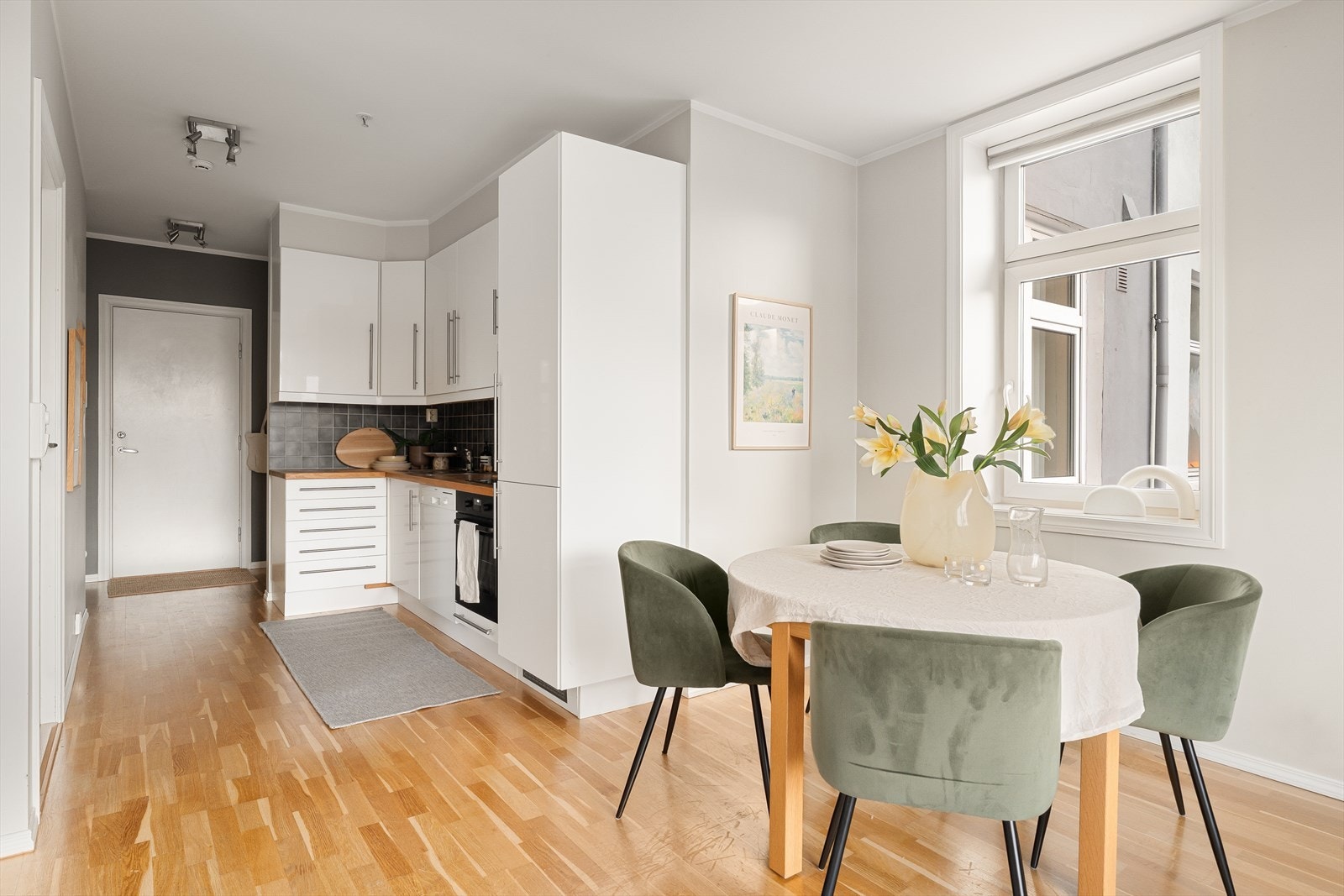 God plass til stort spisebord - se for deg å samle vennegjengen til hyggelig middag. Galleribilde