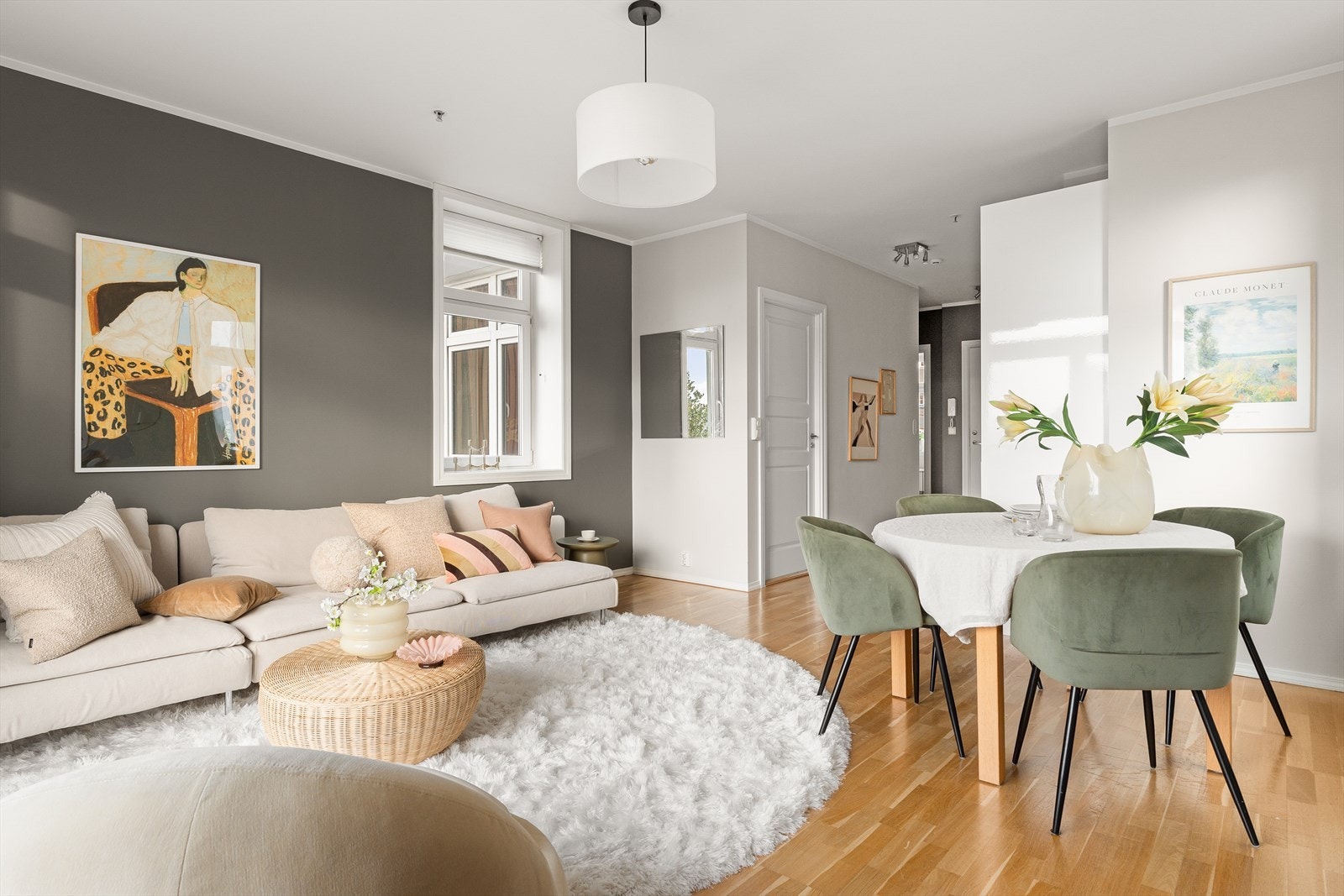 Leiligheten har vinduer i tre himmelretninger noe som gir godt med naturlig lys til leiligheten. Galleribilde