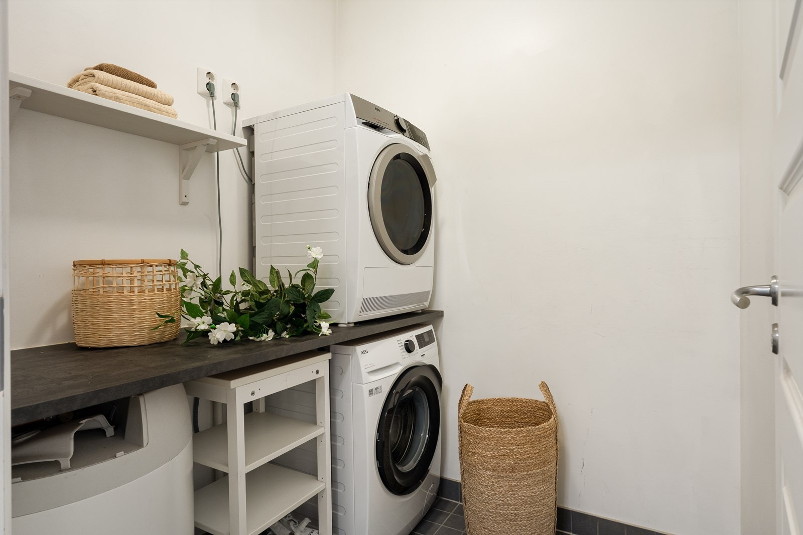 Vaskerommet har gode hyller og brettebenk som gir en funksjonell og ryddig løsning. Galleribilde