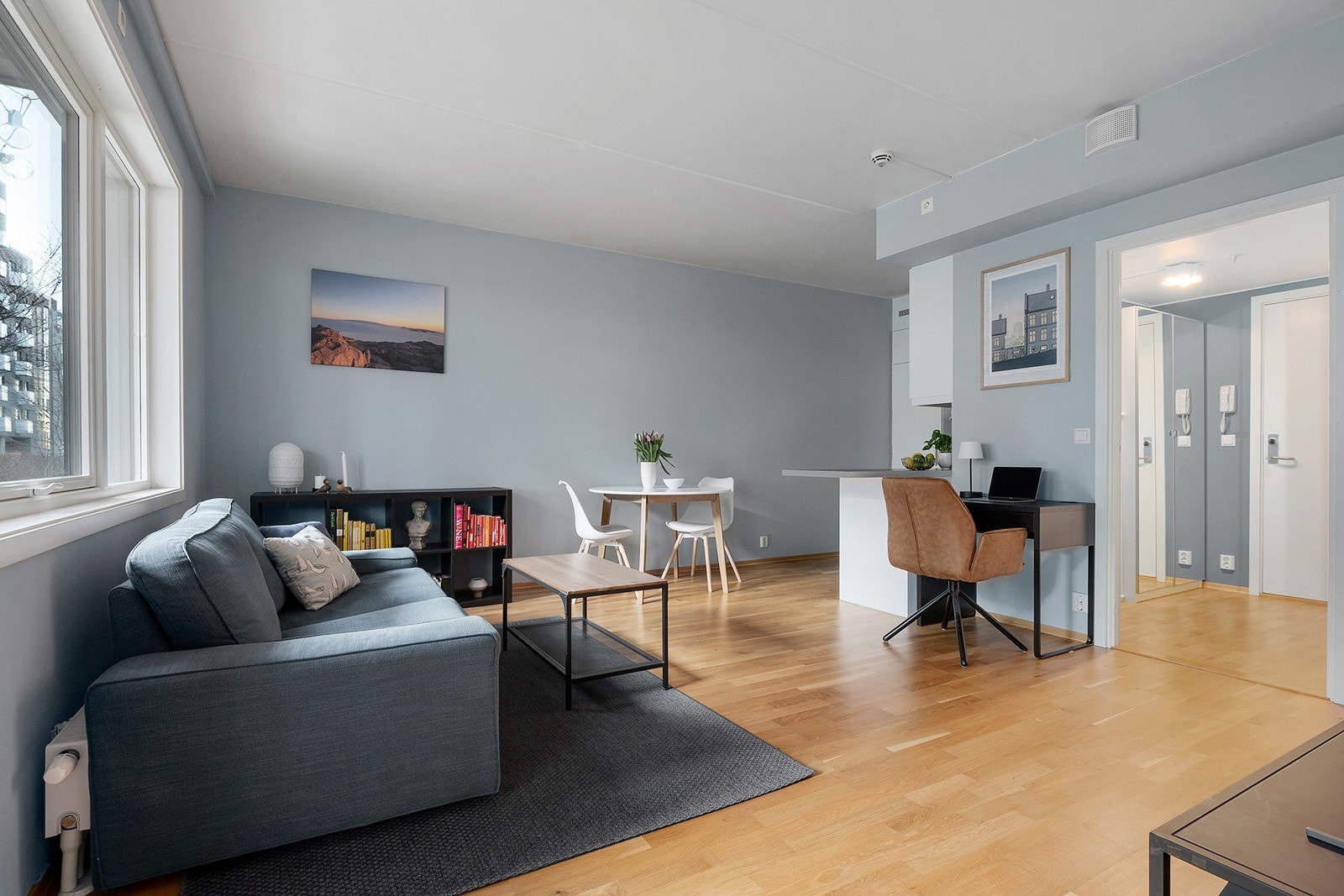 Stue med med fin plass til flere møbleringsmuligheter Galleribilde