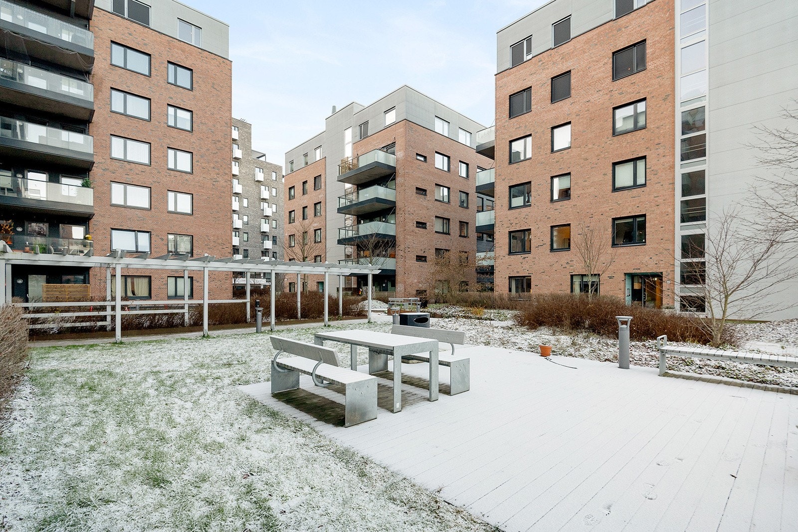 Fellesarealer er pent opparbeidet med sittegrupper, plen mm Galleribilde