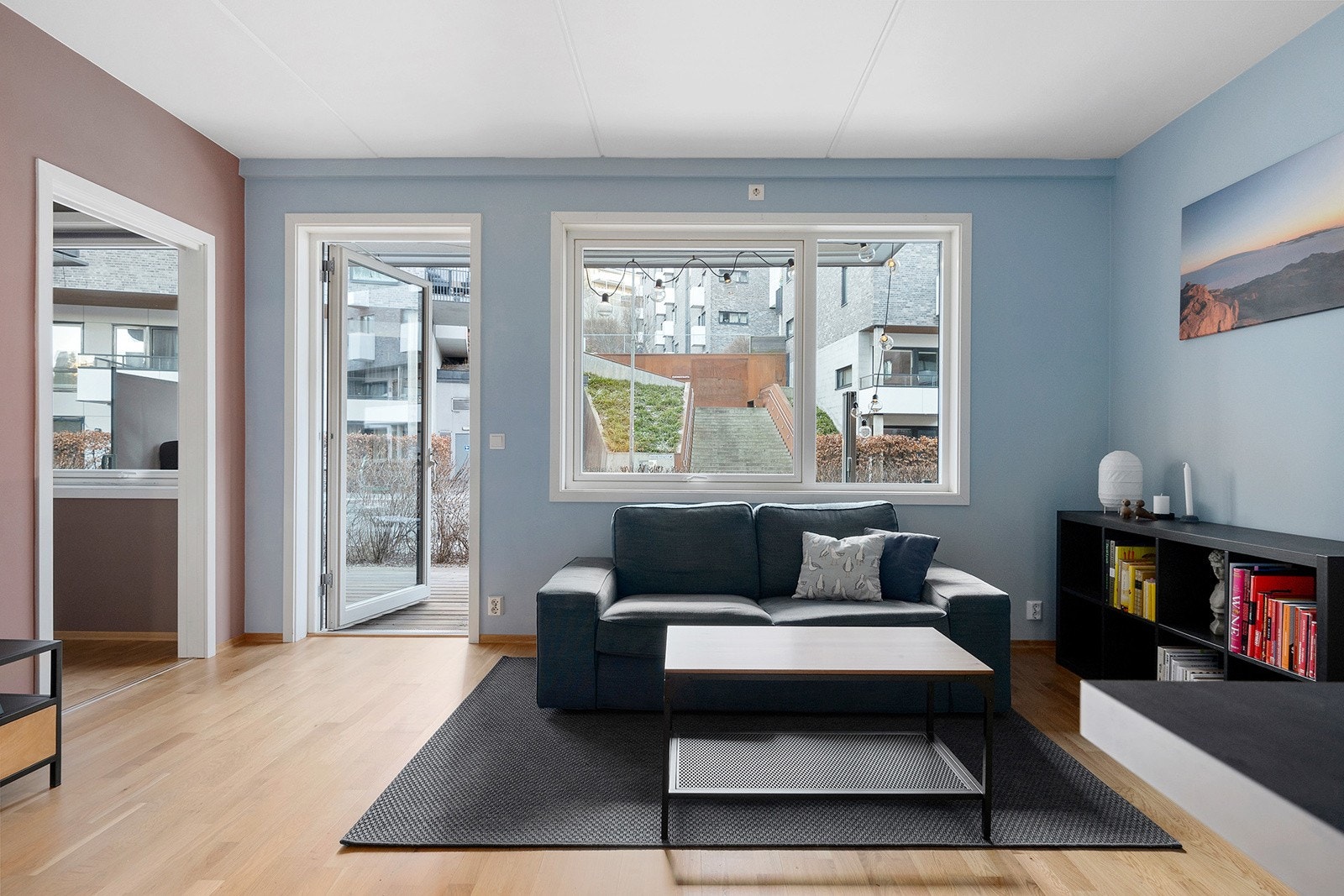 Store vindusflater som gir godt med naturlig lys hele året Galleribilde