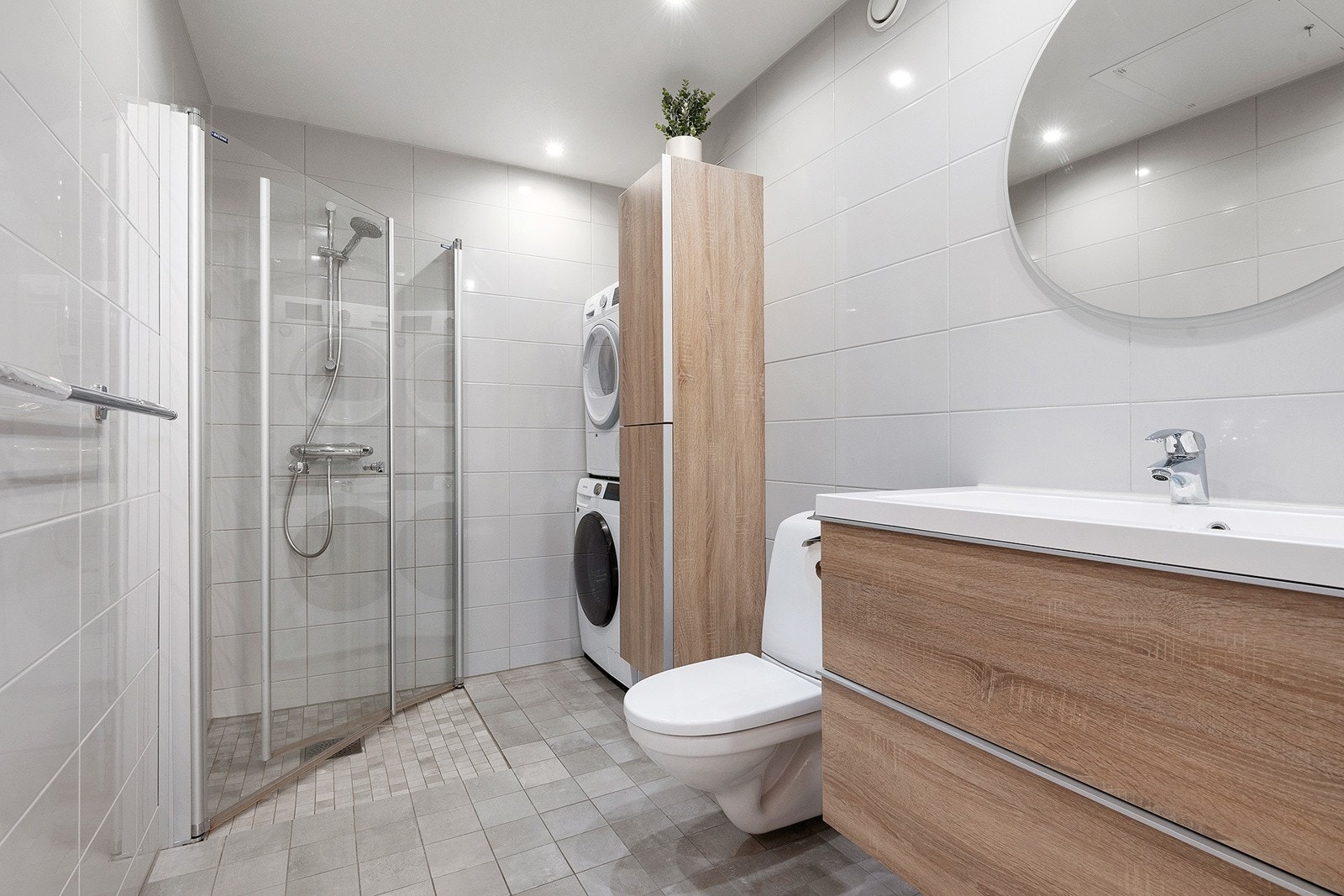 Lekkert påkostet bad med gulvvarme, downlights og opplegg for vaskemaskin Galleribilde