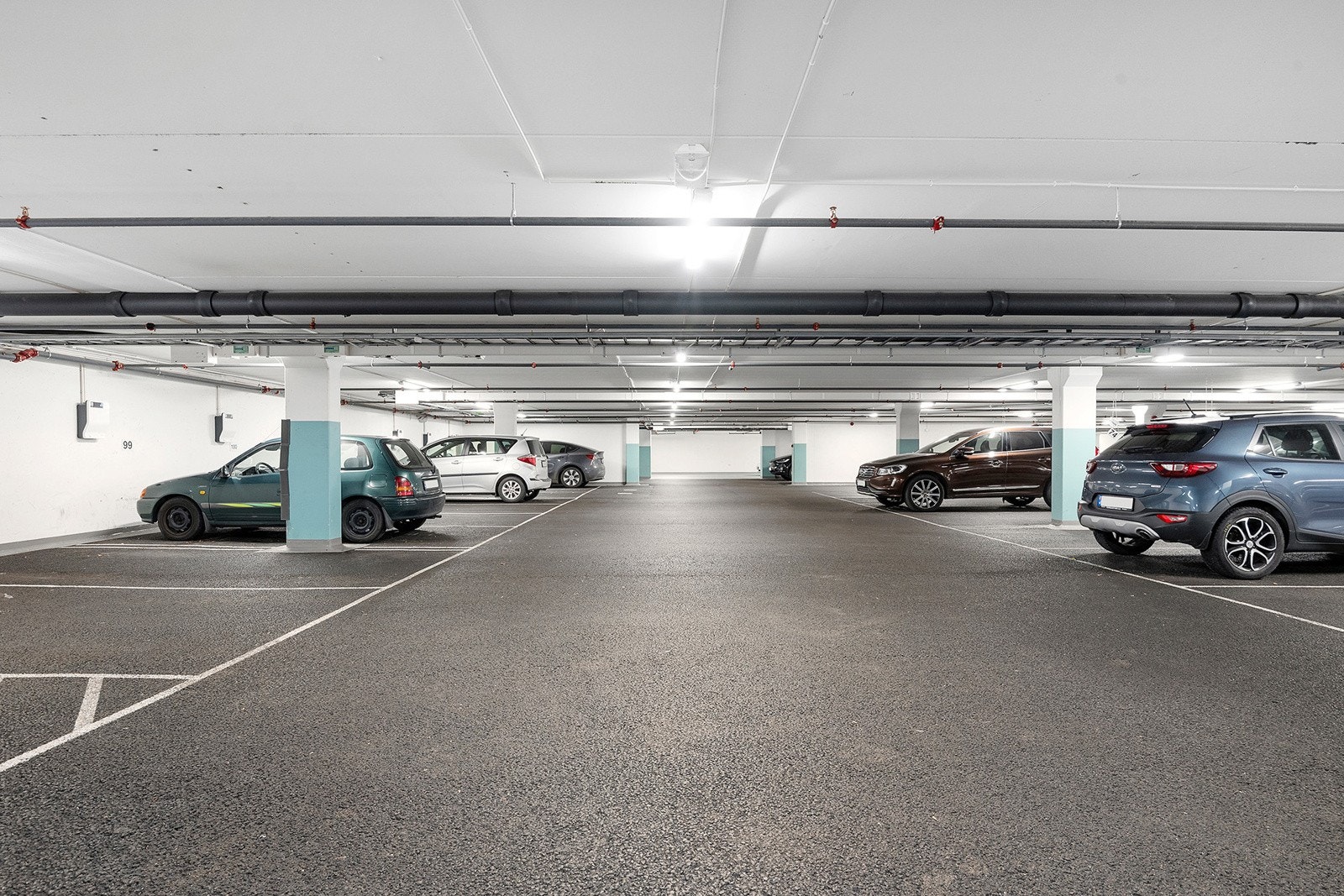 Garasjeanlegg hvor selger leier plass. Det følger ikke med garasjeplass til boligen, men mulighet for fortsatt leie iflg opplysninger fra selger Galleribilde