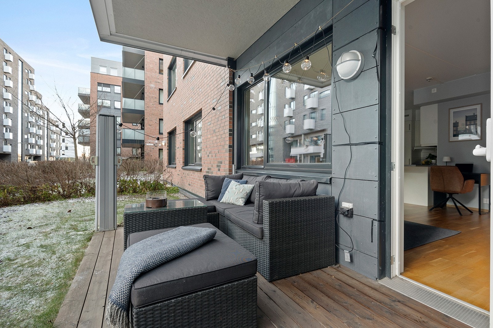 God plass til stor sofagruppe på terrasse Galleribilde