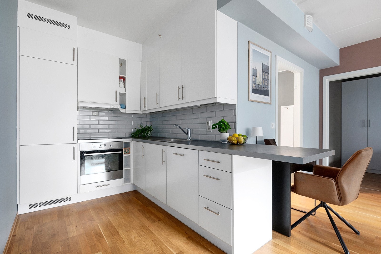 Integrerte hvitevarer. Fin barløsning som forlengelse av kjøkkenbenk Galleribilde