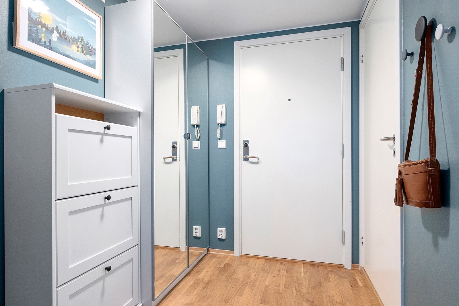 Entré med garderobeskap med speilfronter Galleribilde