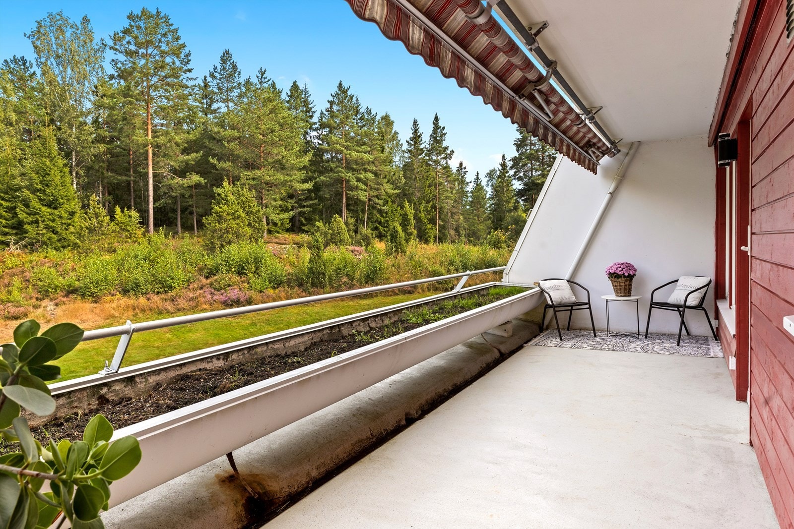 Fra stuen er det utgang til en nord-vestvendt balkong på ca. 14 kvm. Galleribilde