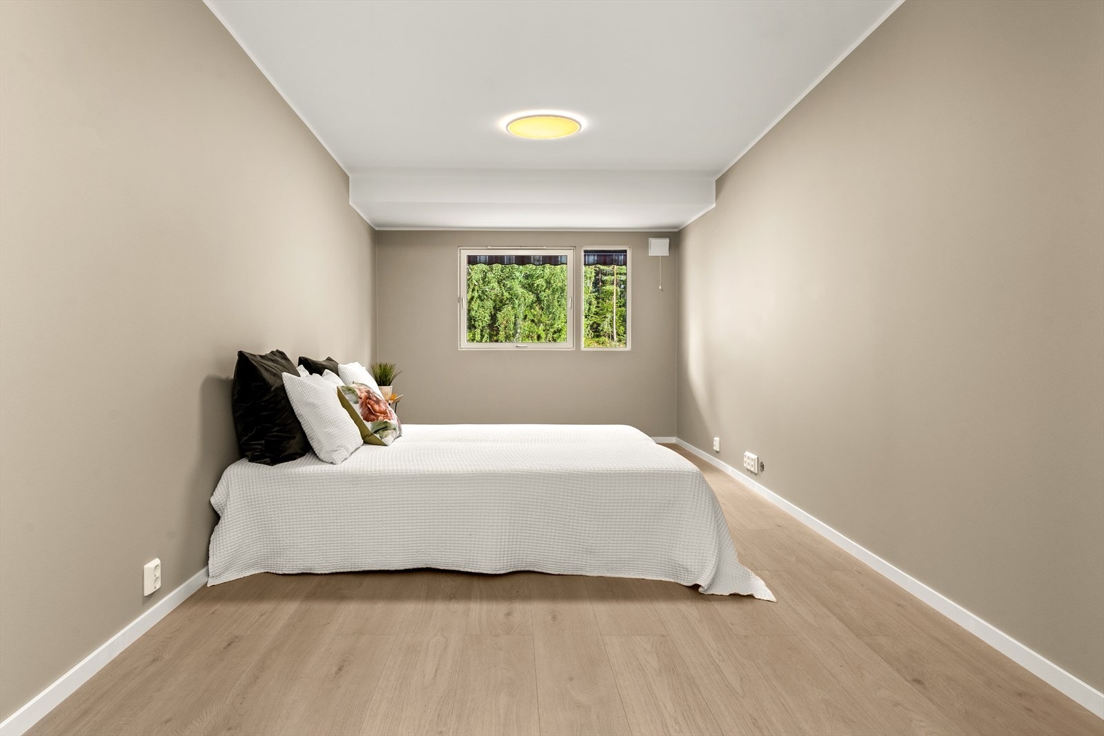 Hovedsoverommet har god plass til en dobbeltseng, nattbord og kommoder. De to andre soverommene har plass til seng, nattbord og pult. Galleribilde