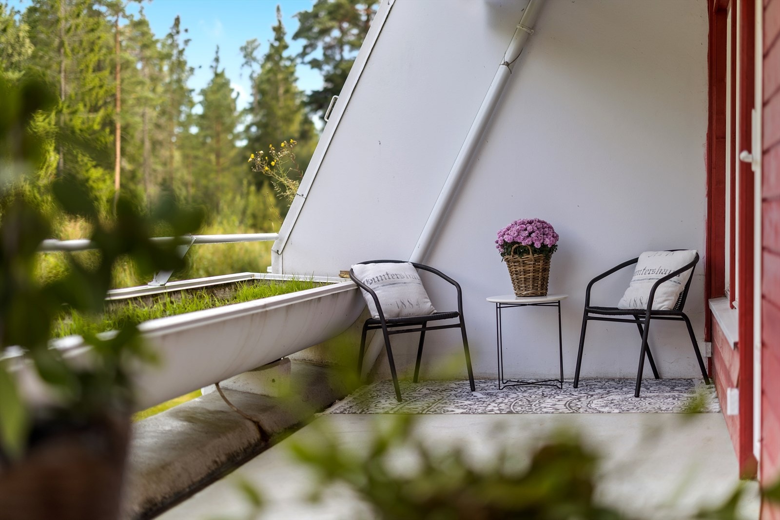 En flott og delikat endeleilighet beliggende i byggets underetasje - med to store balkonger i et veletablert og familievennlig boligområde! Galleribilde