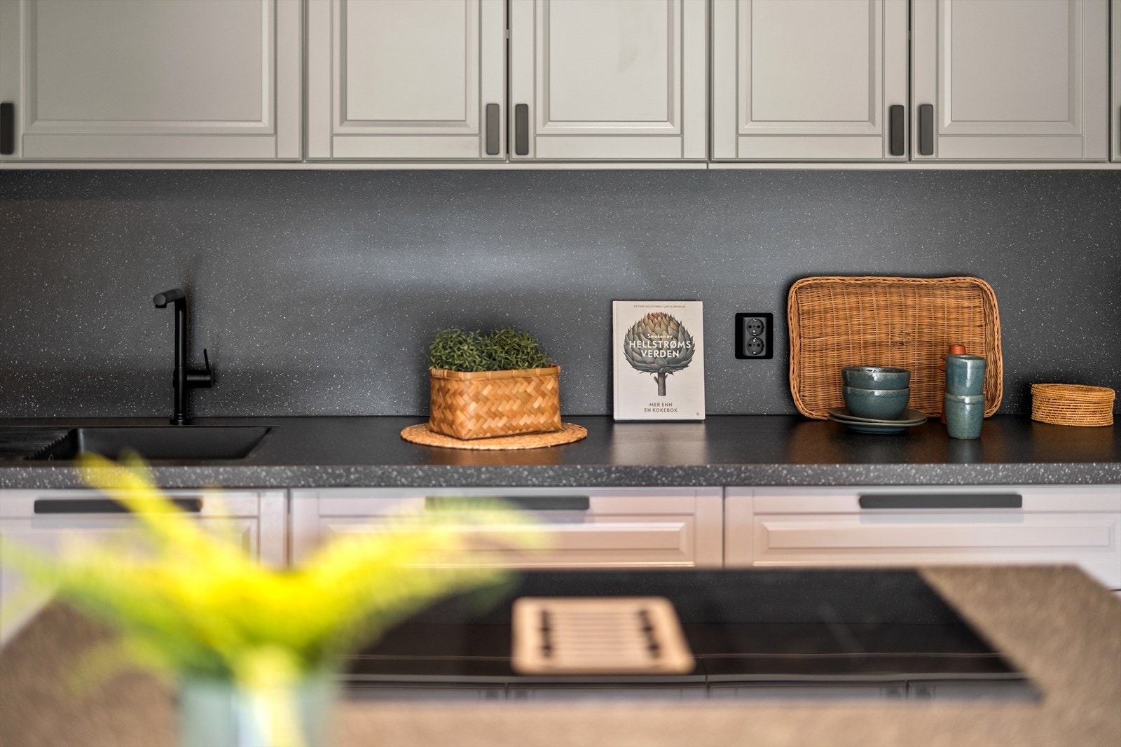 Sorte detaljer går igjen i leiligheten. Galleribilde