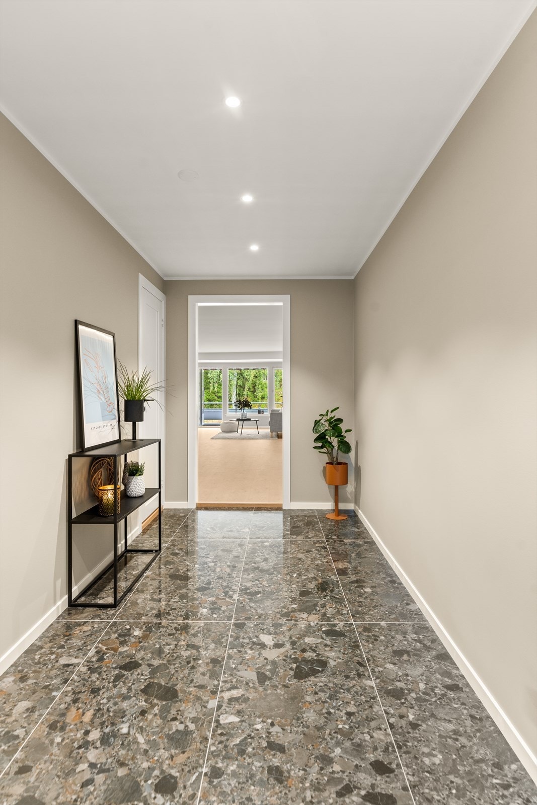 Entréen er lys og luftig med god plass til å sette opp en skyvedørsgarderobe for ekstra oppbevaring.
Gulvet er flislagt med store fliser som gjør det enkelt å holde rent. Galleribilde