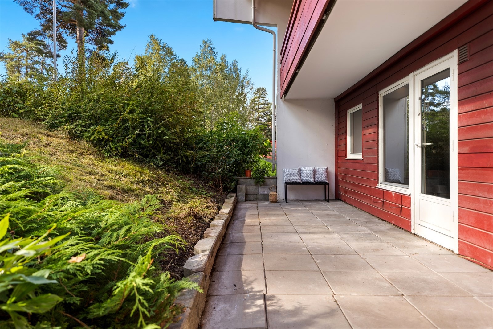 Her har man god plass på begge sider av leiligheten til å nyte solrike dager. Galleribilde