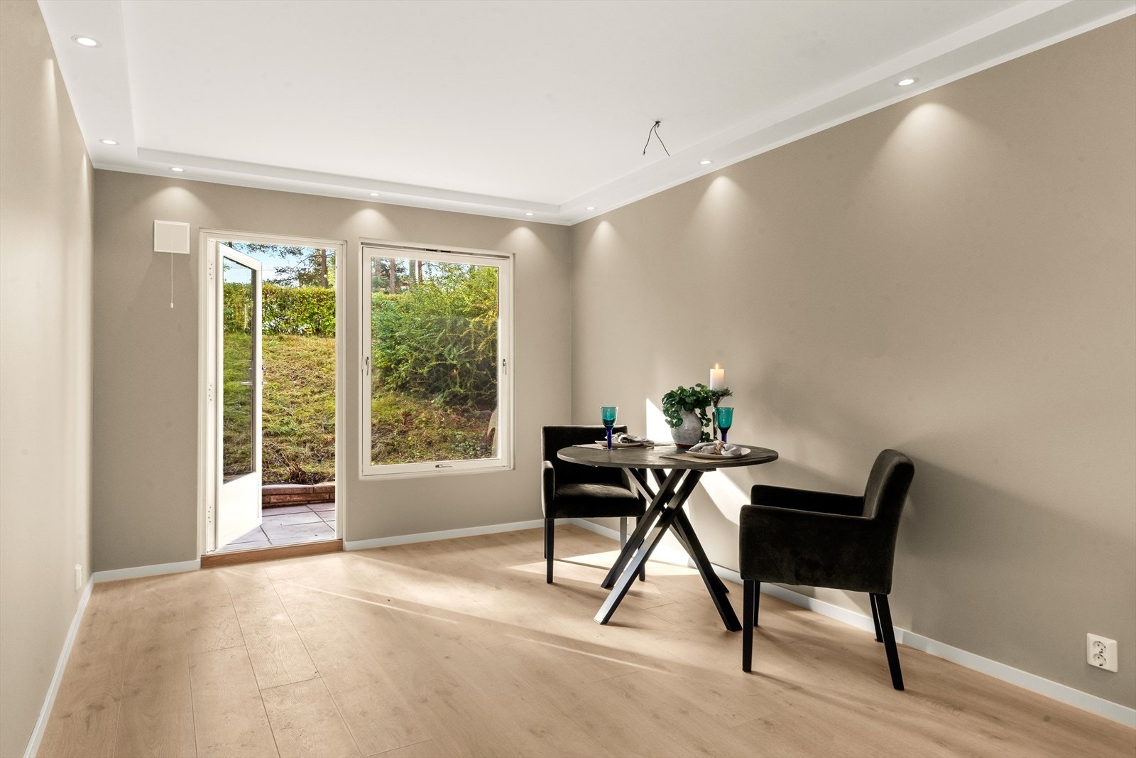 Fra kjøkkenet er det utgang til en markterrasse. Galleribilde