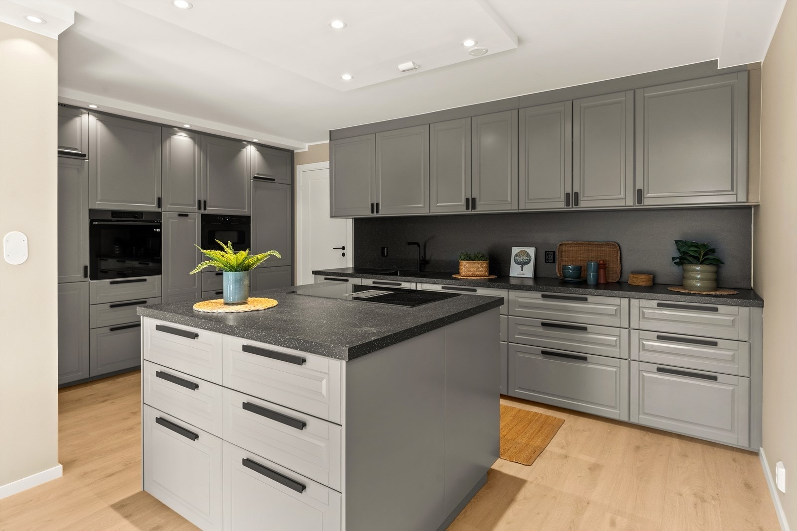 Kjøkkenøy midt i rommet sørger for ekstra arbeidsplass. Galleribilde