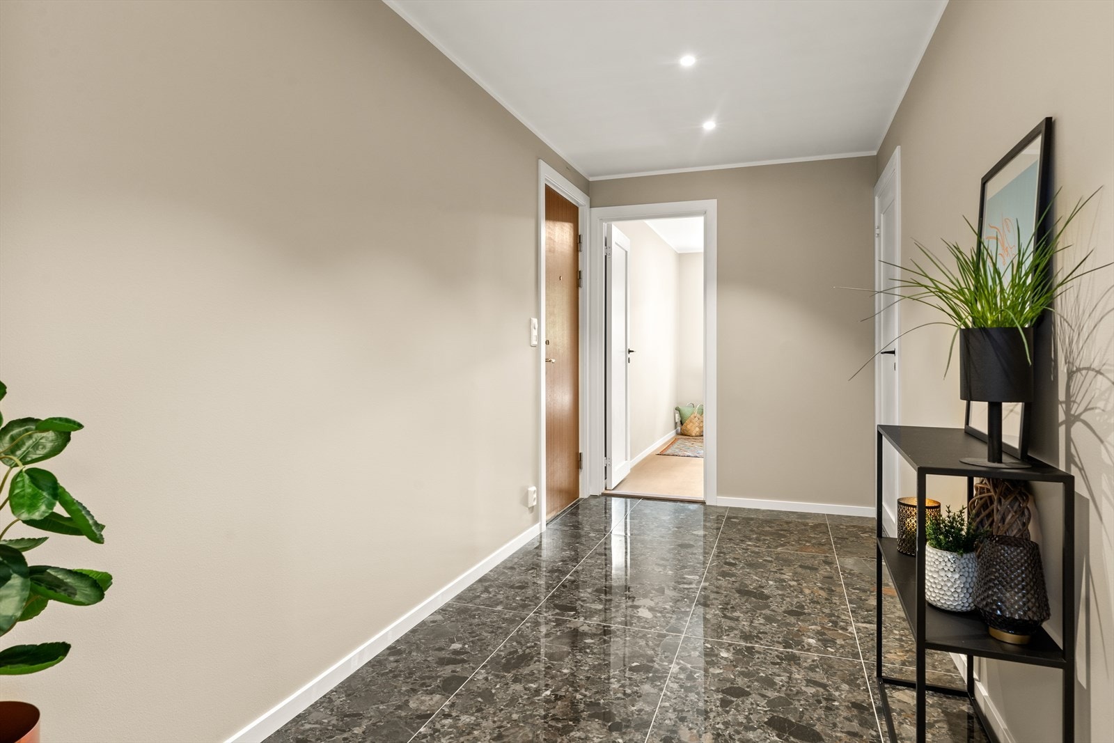 Videre kommer man til boligens 3 soverom, to bad og separat kjøkken. Galleribilde