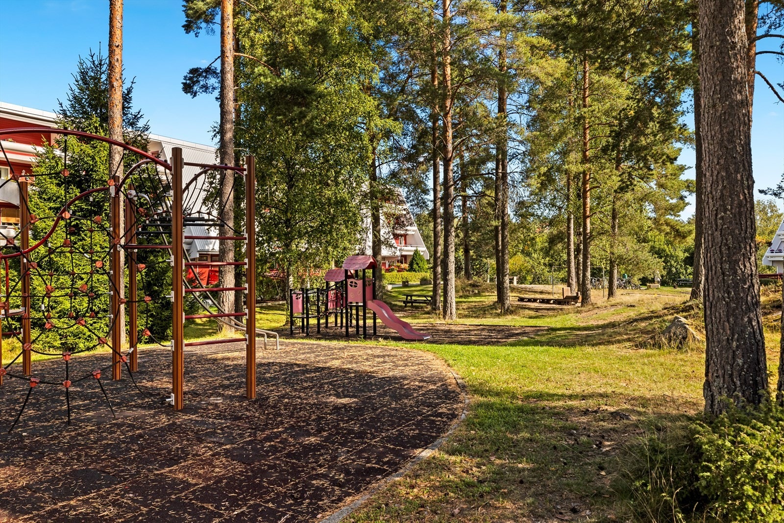 Boligen har kort vei til alt du skulle trenge i hverdagen, samt også nærhet til skole og barnehage. Galleribilde