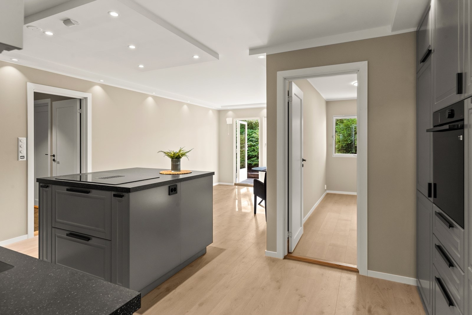 Det er montert vannstoppsystem og komfyrvakt. Kjøkkenventilator ligger i induksjonstopp med kullfilter. Galleribilde