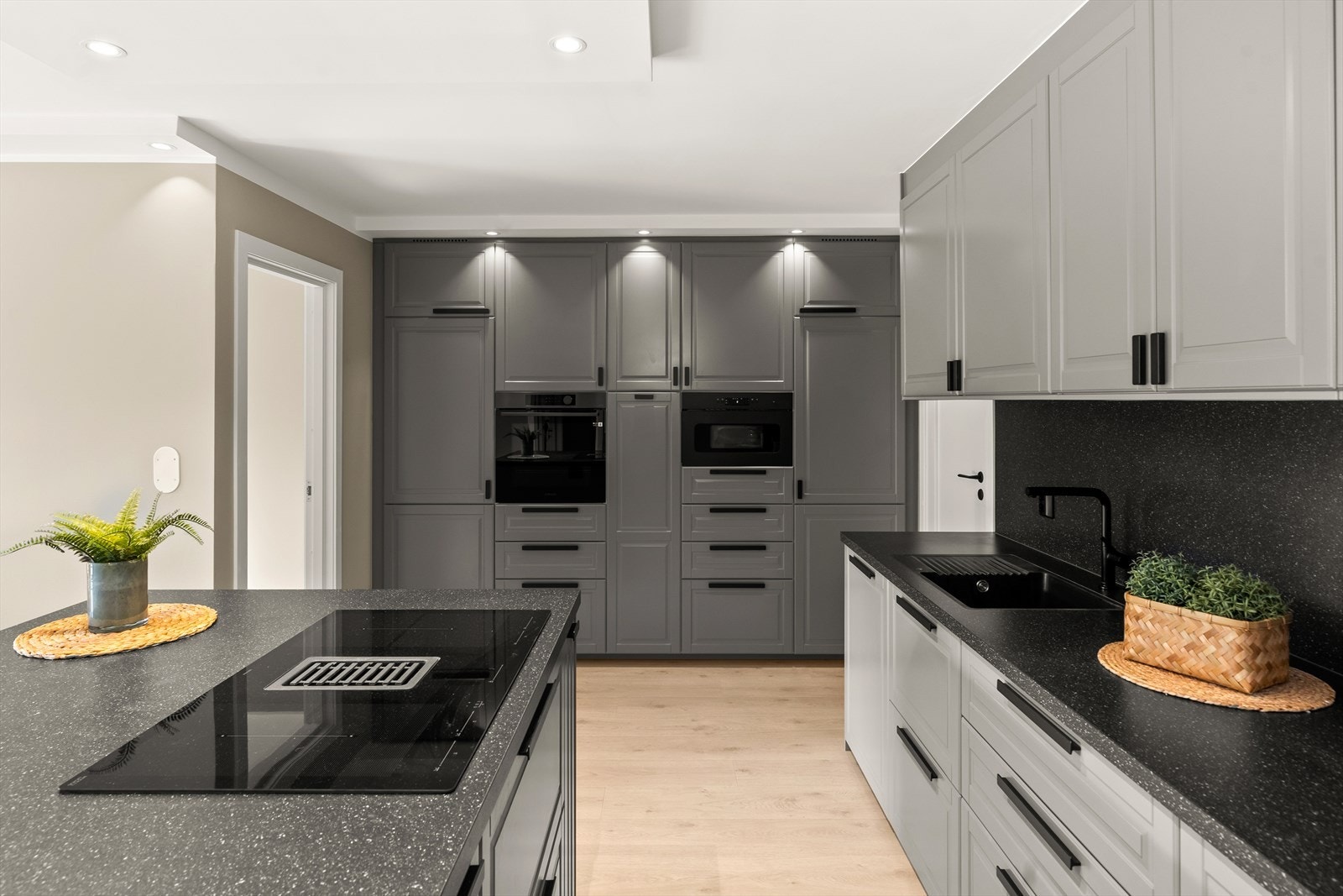 Moderne kjøkkeninnredning fra 2025 - med profilerte fronter og laminat benkeplate. Galleribilde