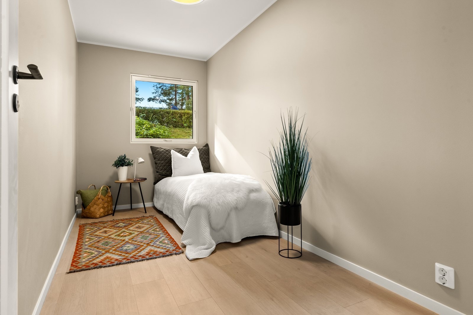 Soverom nr. 2 i tilknytning til entréen. Galleribilde