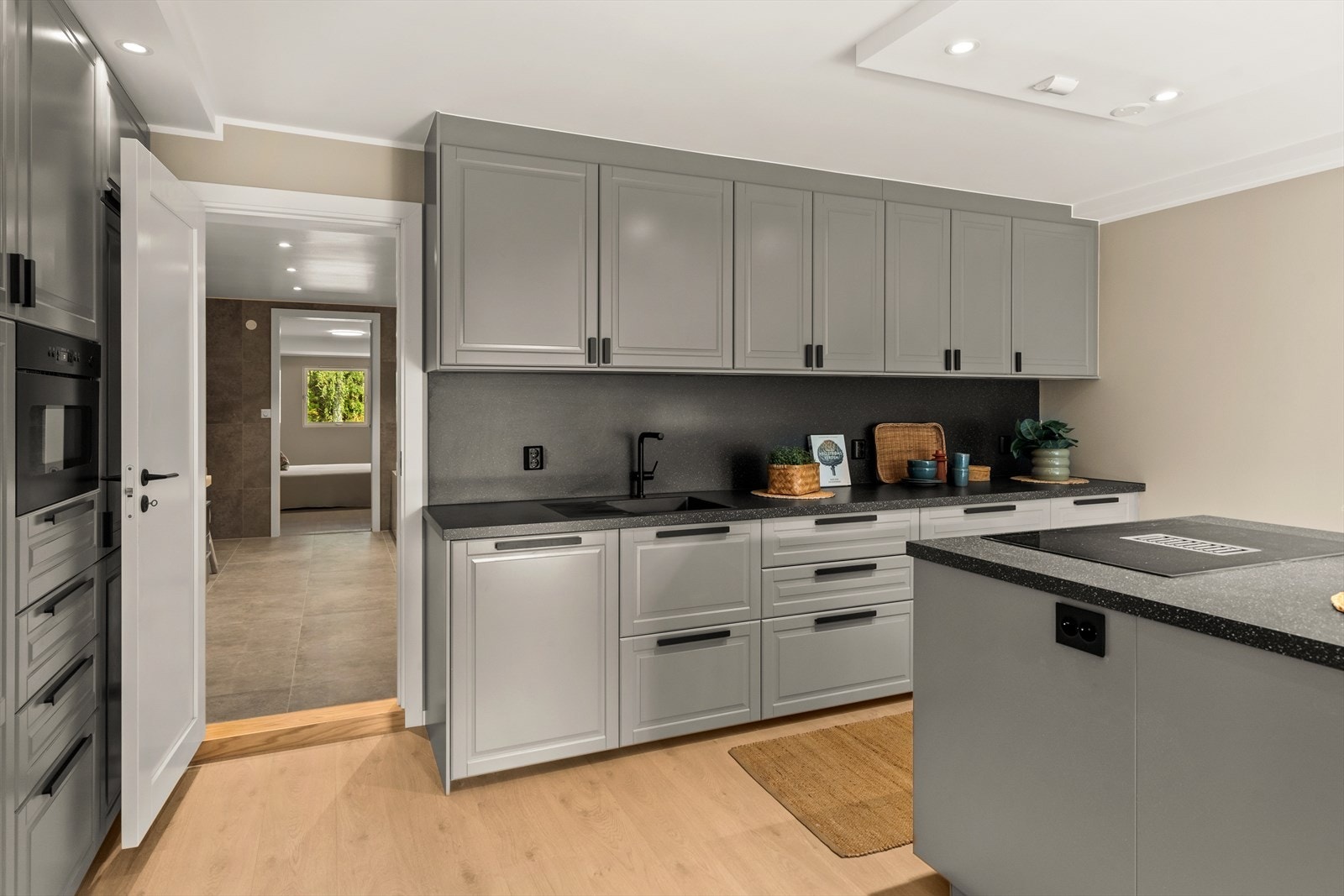 Videre fra kjøkkenet kommer man inn til hovedbadet. Galleribilde