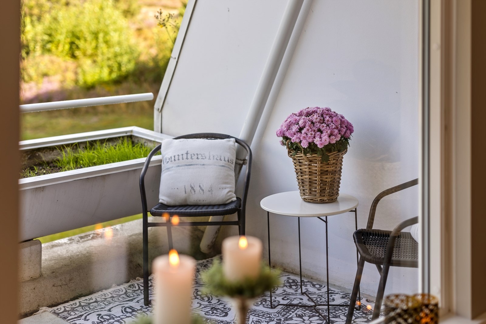 Store vindusflater sørger for rikelig med naturlig lys inn. Galleribilde