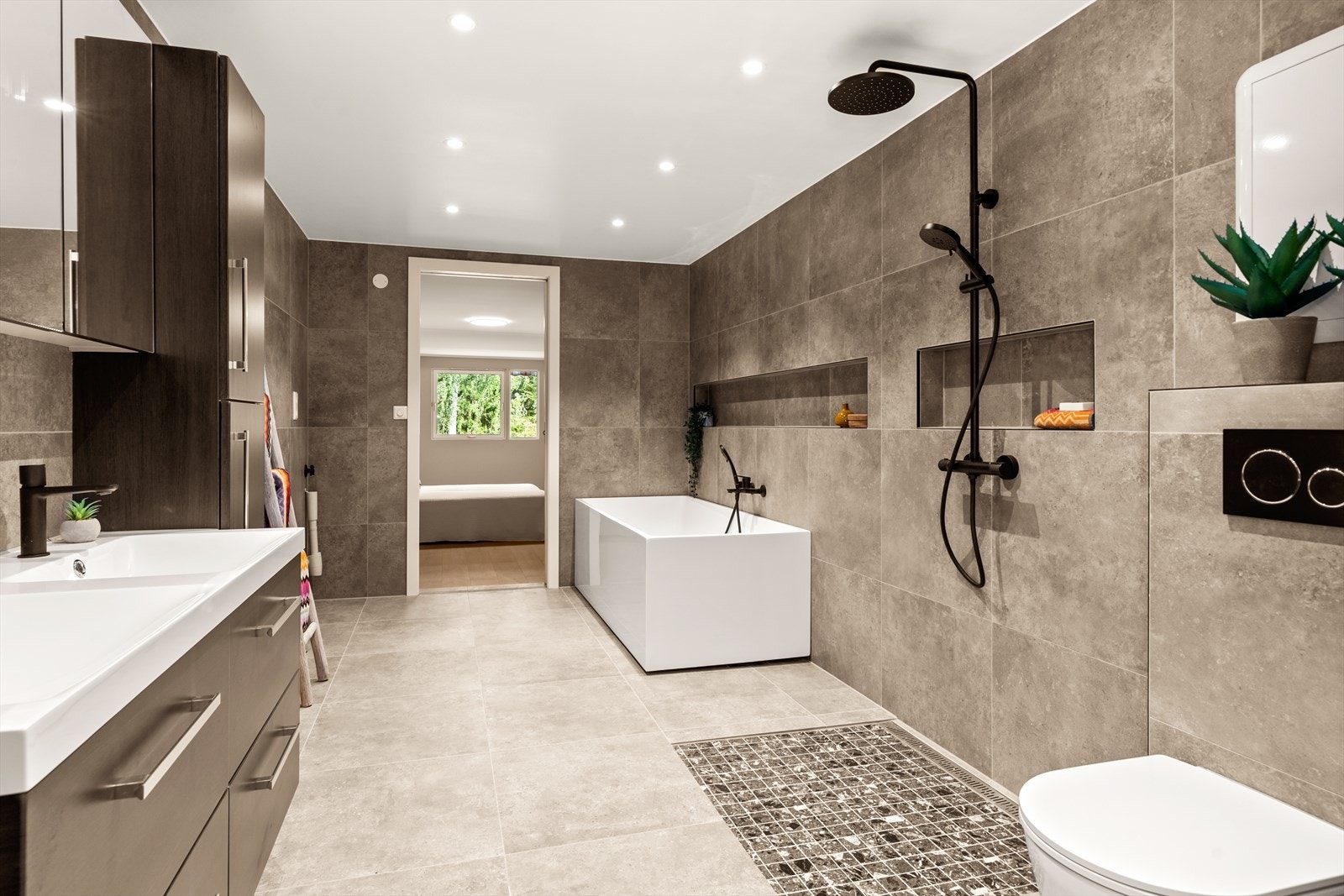 Boligen har to flotte og nyoppussede bad fra 2025. Galleribilde