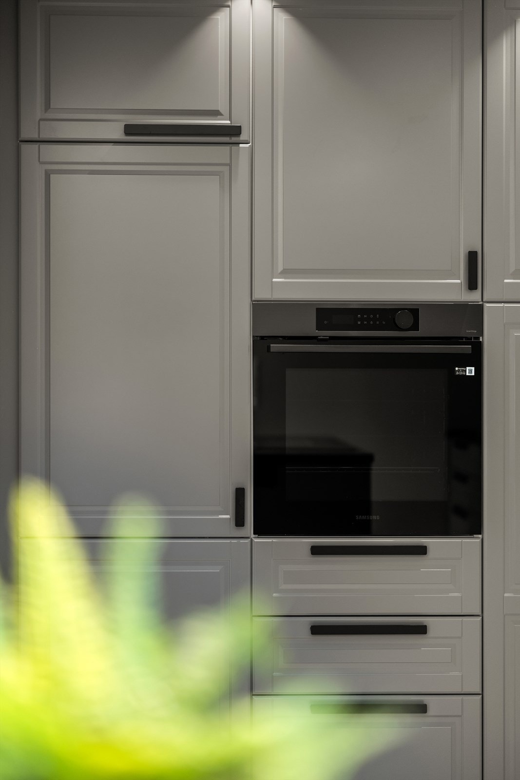 Det er integrert kjøleskap, fryseskap, oppvaskmaskin, induksjonstopp med avtrekk og stekeovn. Galleribilde